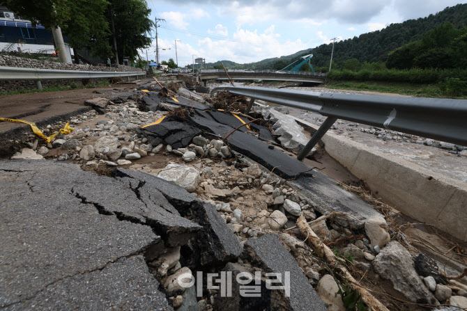 [포토]계곡으로 무너져내린 길