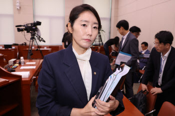 “재떨이 던지고 삥뜯기, 술주정도”…익명 보좌진의 ‘의원님 행태’ 폭로