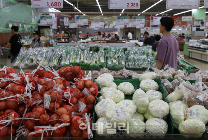 [포토] 폭염 폭우로 과채류 가격 오름세