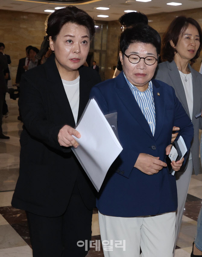 [포토]'비공개 의원총회 참석하는 윤희숙'