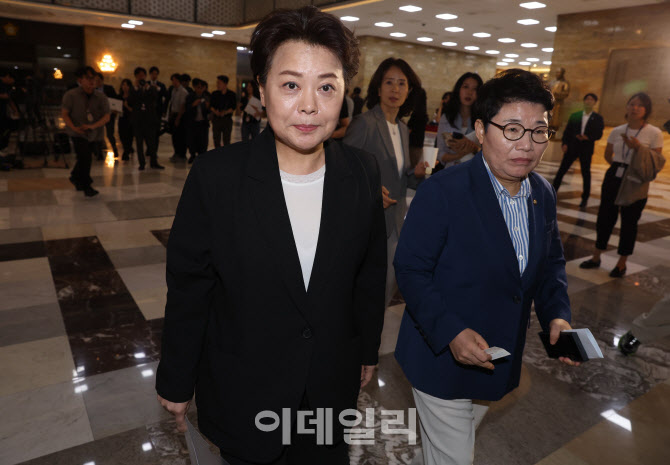 [포토]윤희숙 혁신위원장, '비공개 의원총회 참석'