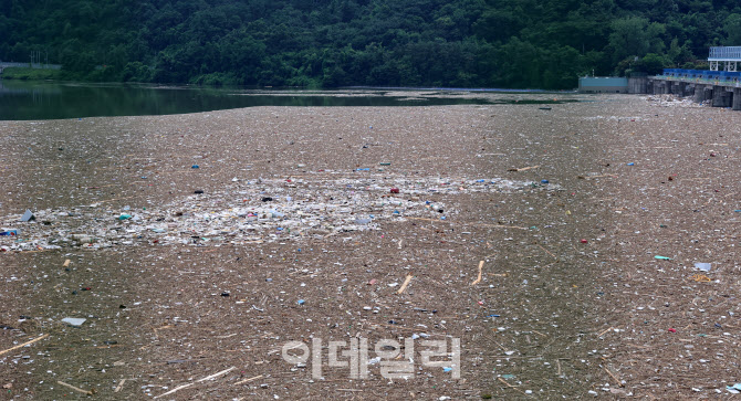 [포토]집중호우로 팔당댐에 쓰레기 수천톤 유입