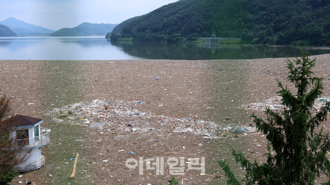 [포토]팔당댐에 쌓인 부유물