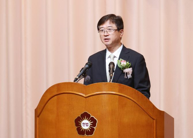 오영준 헌법재판관 취임…"헌법과 국민 앞에 헌신"