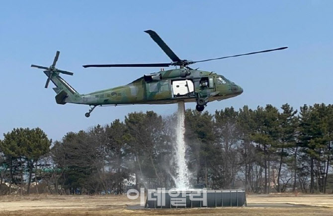 육군 UH-60 헬기, 화재진화용 물탱크 내부 장착…산불 대응 능력↑