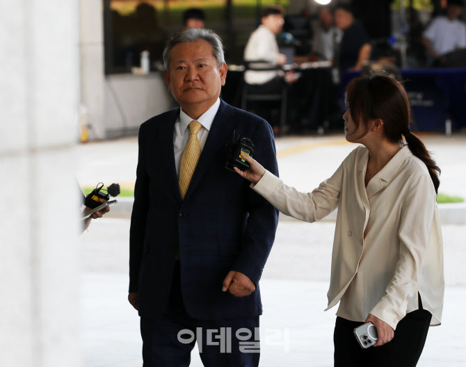 [포토] 내란 특검팀 향하는 이상민 전 장관