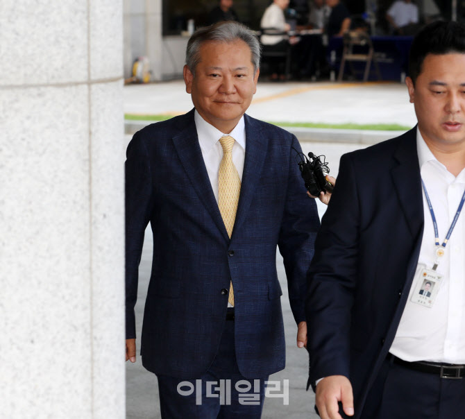 [포토] 내란 특검팀 향하는 이상민 전 행안부 장관