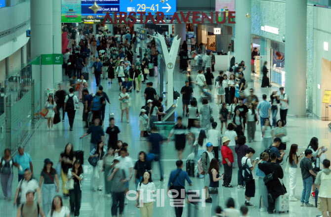 [포토]인천공항, '본격적인 휴가 시작'
