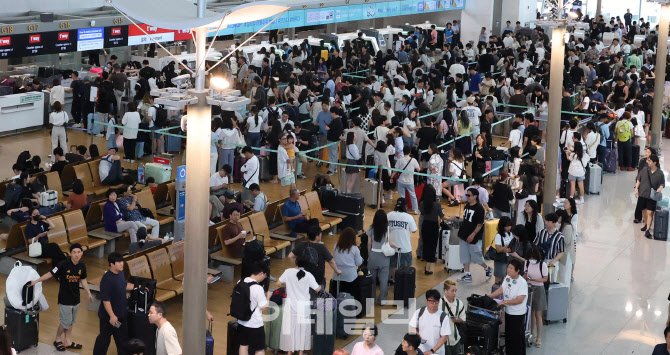 [포토]여름 휴가 시작, '여행객으로 북적이는 출국장'