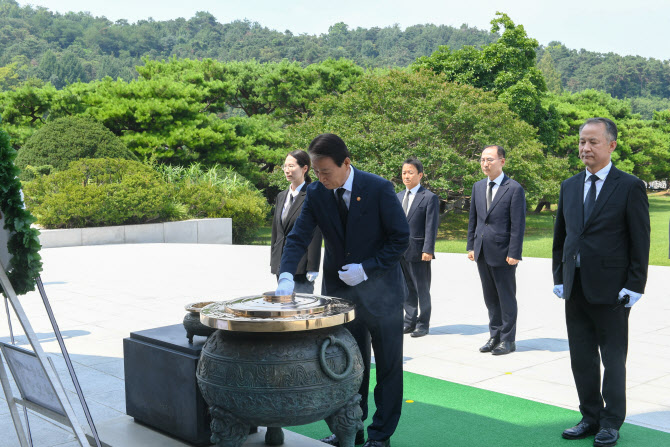 권오을 보훈부 장관 취임…"유공자·유족 위한 실질적 보훈정책 펼 것"