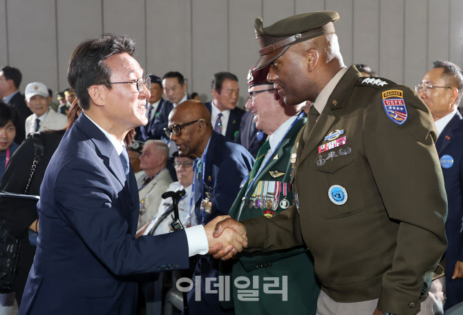 [포토]인사 나누는 김민석 국무총리-제이비어 브런슨 유엔군 사령관