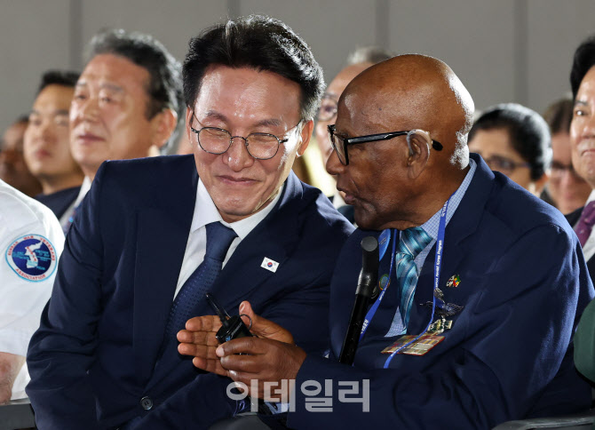 [포토]참전용사와 이야기 나누는 김민석 국무총리