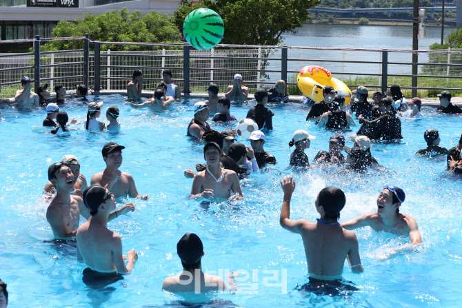 [포토]친구들과 물놀이