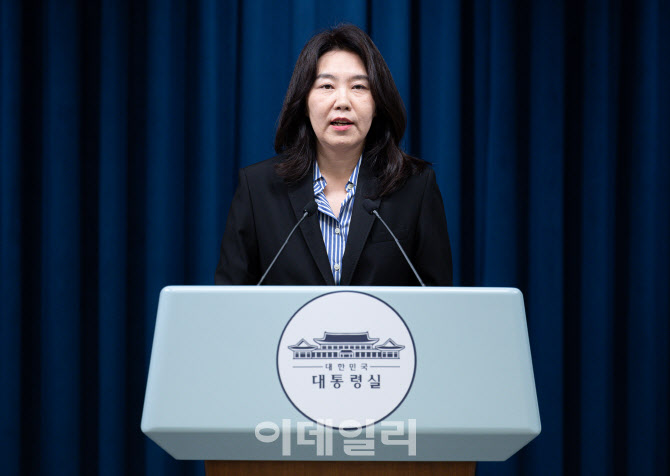 대통령실 “조국 사면, 대통령 고유 권한…관련 논의 없어”