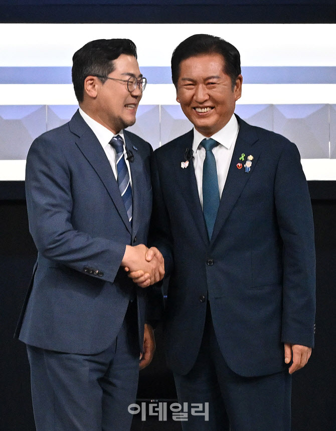 [포토]토론회에 앞서 악수하는 박찬대-정청래