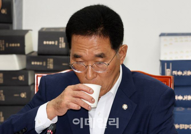 [포토]물 마시는 김주영 환노위 소위원장