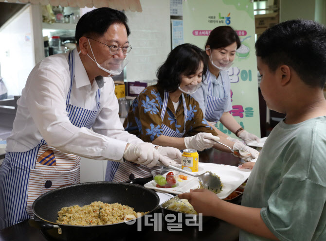 [포토] '밥모닝 캠페인' 배식하는 맹석인 서울농협 본부장