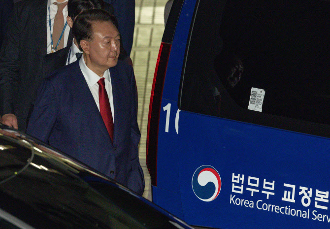 김건희특검, 尹 소환 조사 불발…30일 오전 재출석 통보
