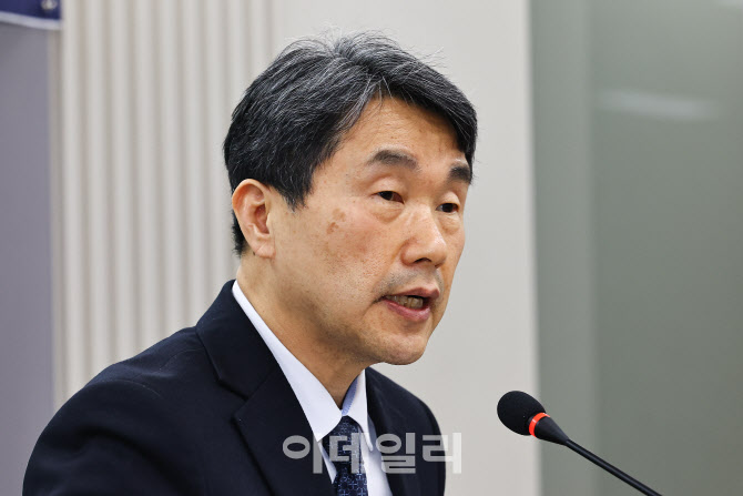 떠나는 이주호 “AI교과서 안착 못한 건 제 부족함 탓”