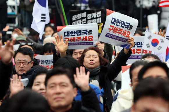 국힘, ‘극우 아스팔트’와 불편한 동행…절연이냐 공존이냐