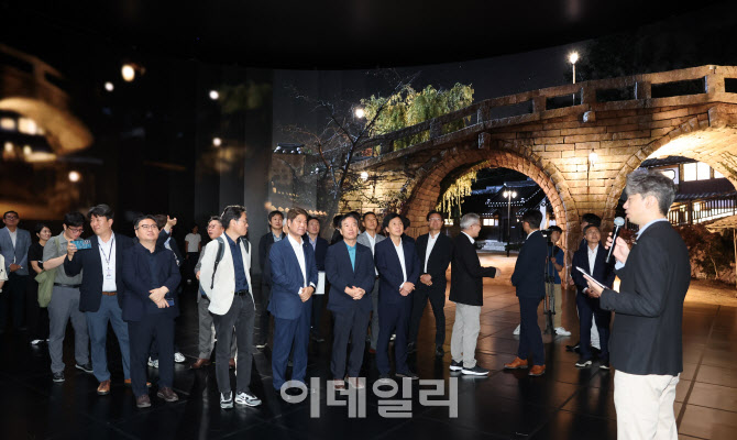 [포토]VP Stage 둘러보는 정태호 국정위 경제1분과장과 위원들