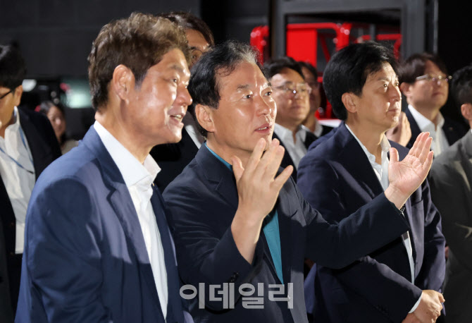 [포토]이야기 나누는 정태호 국정위 경제1분과장-허민회 CJ 경영지원대표