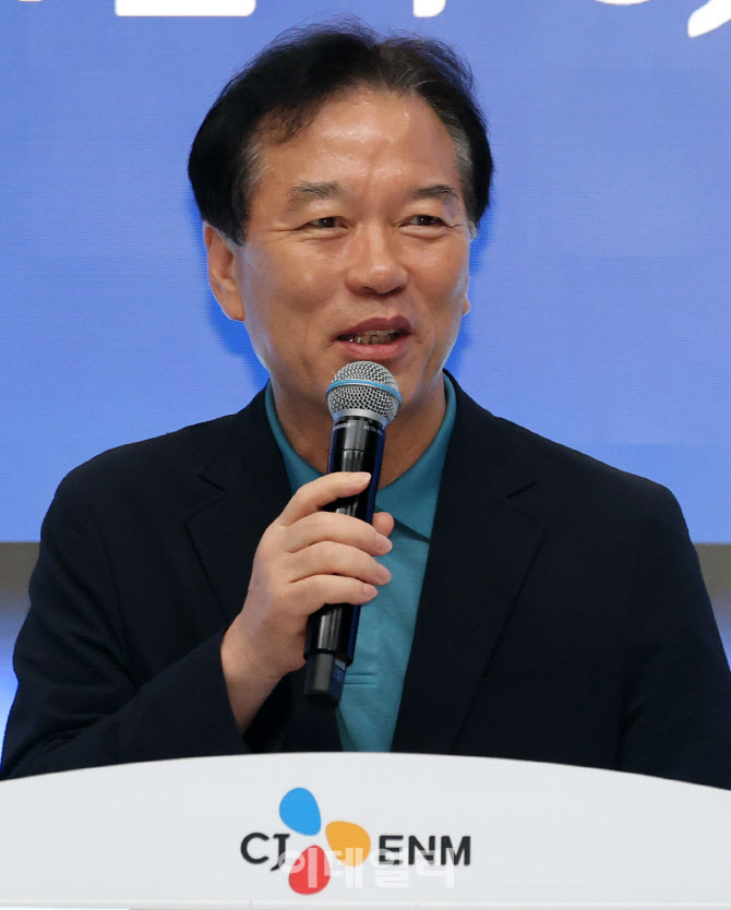 [포토]CJ ENM 스튜디오 찾은 정태호 국정기획위원회 경제1분과장