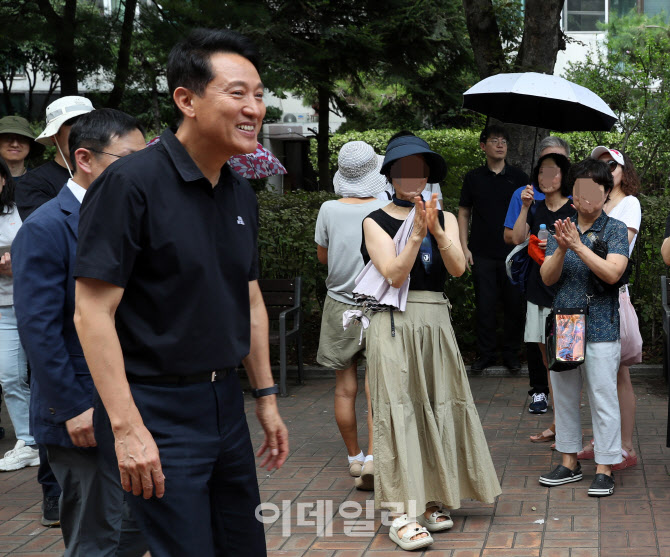 [포토] 박수받으며 간담회 참석하는 오세훈 시장