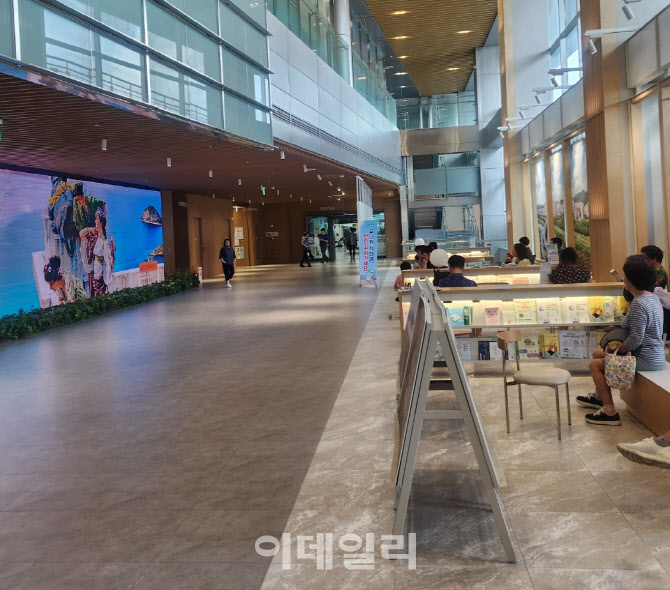 서울시, 폭염 속 무더위쉼터 3770여 곳 운영…25개 구청도 개방