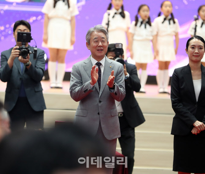 [포토] 수상자 축하하는 강호동 농협 회장