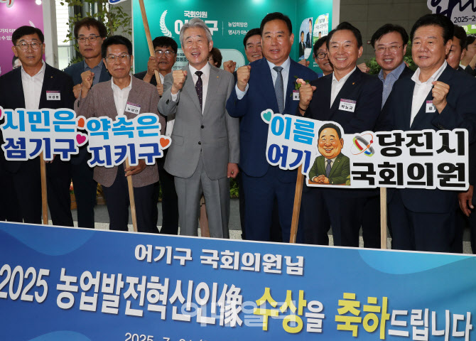 [포토] 어기구 의원 축하하는 강호동 농협회장
