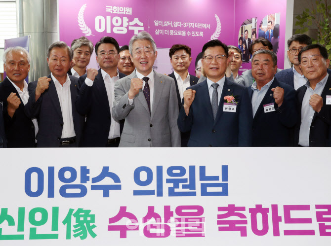 [포토] 이양수 의원 축하하는 강호동 농협회장
