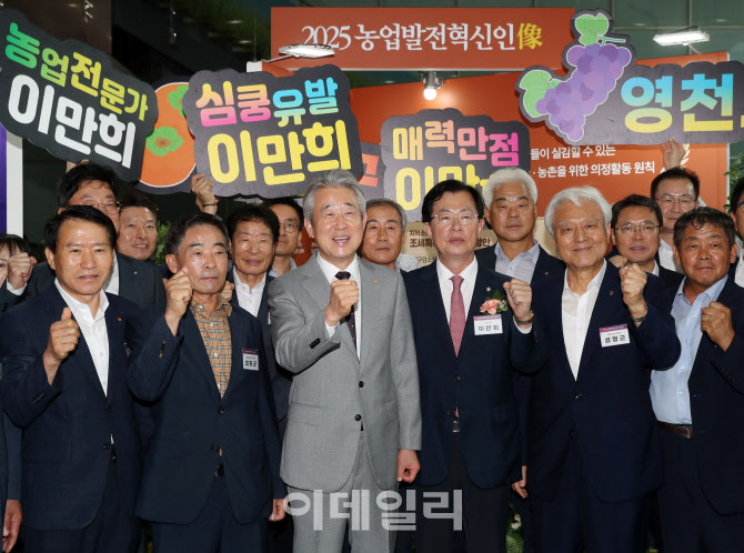[포토] 이만희 의원 축하하는 강호동 농협회장