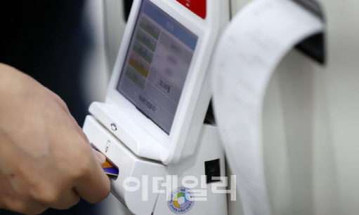4조 규모 ‘카드 소득공제’ 또 연장…자녀당 50만원 추가 혜택도
