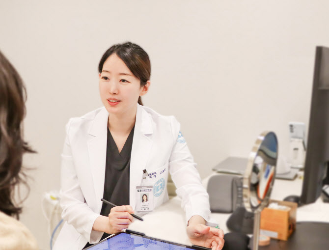 노화라기엔 너무 불편한 '중년 처진 눈꺼풀' 수술로 교정