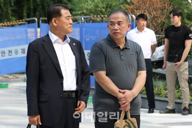 [포토]변호인과 대화하는 명태균