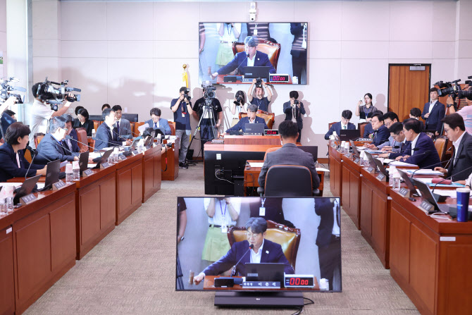 [속보]방송3법, 국회 법사위 ‘與 주도’ 통과…野 반발