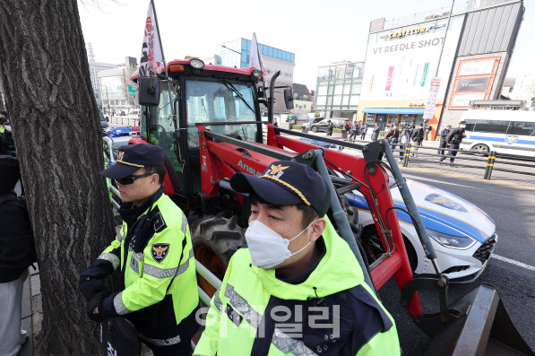 '트랙터 상경시위' 주도한 전농 간부들…집시법 위반으로 송치