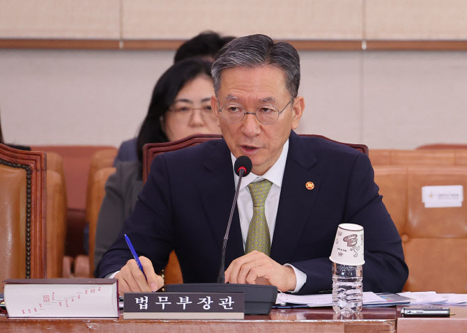 법무장관 "尹, 체포 집행하니 수의 벗어… 떠나자 입더라 민망"