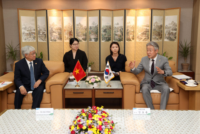 [포토] 베트남 조국전선중앙위원장 접견하는 강호동 회장
