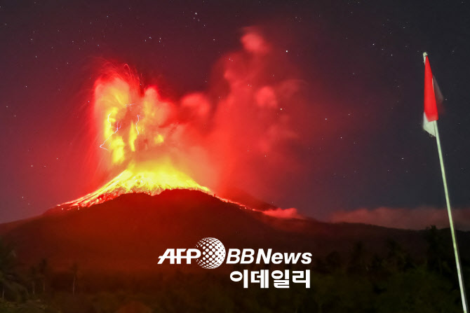 작년 9명 숨진 인니 화산 또 분화…당국, 반경 6km 접근 금지령