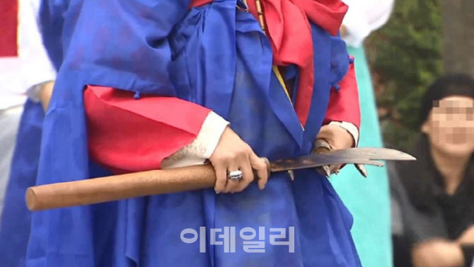 "조상님 극락왕생 위해 현금 올려라"…1억원 가로챈 무속인 체포
