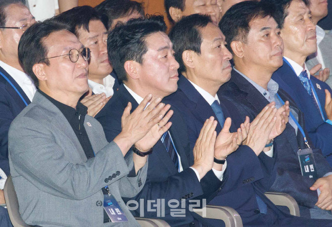 [포토]더불어민주당 제2차 임시전국당원대회 찾은 김민석 국무총리-강훈식 비서실장