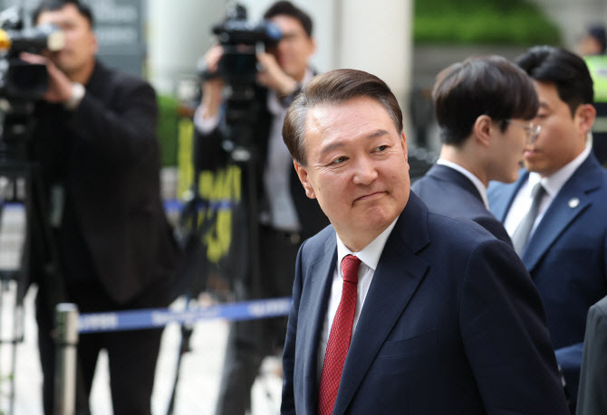“체온 조절하려 속옷 입고 누운 것”…尹측, 정성호 법적 조치