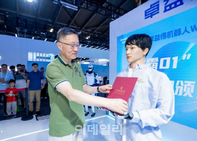 박사과정 입학한 中휴머노이드 로봇… "기술·예술 융합 연구"