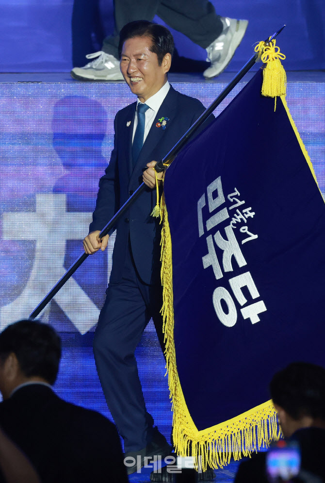 [포토]당기 든 정청래 대표