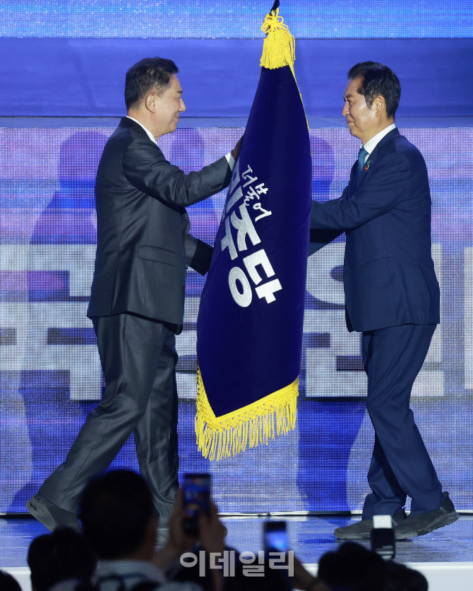 [포토]김병기 원내대표로부터 당기 이양받는 정청래 대표