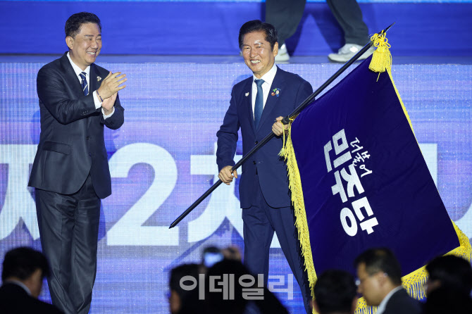 [포토]당기들고 밝게 웃는 정청래 대표