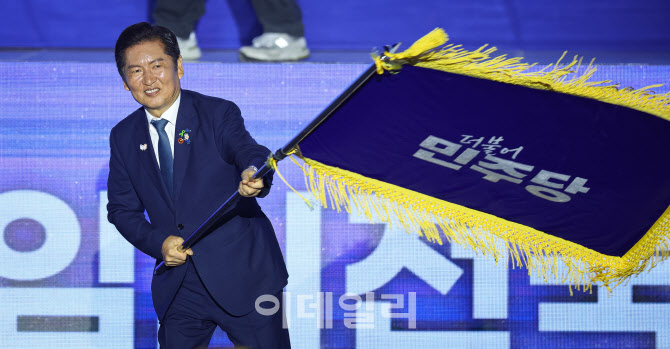 [포토]당기 흔드는 정청래 더불어민주당 대표