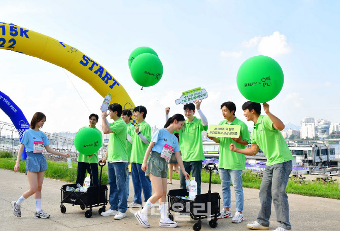 [포토]토레타!로 수분 보충, 시원하게 마셨다면 분리배출도 잊지 마세요!